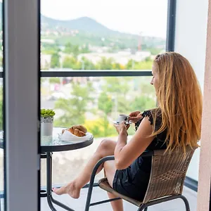Sweet , 30sqm Studio, Free Private Parking, Mountain View, Balcony, 20 Min From Downtown , Budapeszt Węgry